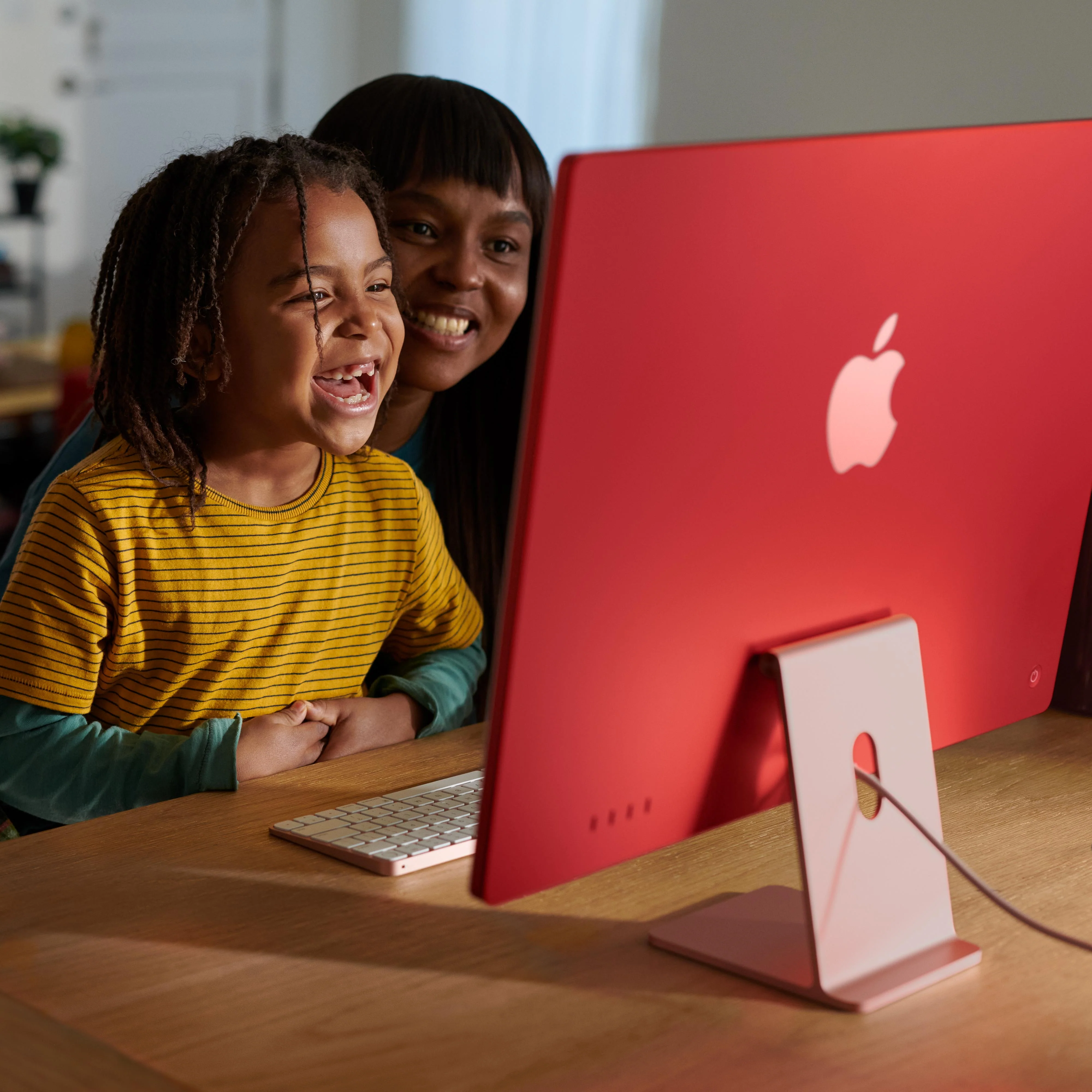 24-inch iMac with Retina 4.5K display: Apple M3 chip with 8‑core CPU and 10‑core GPU, 512GB SSD - Yellow - Image 6