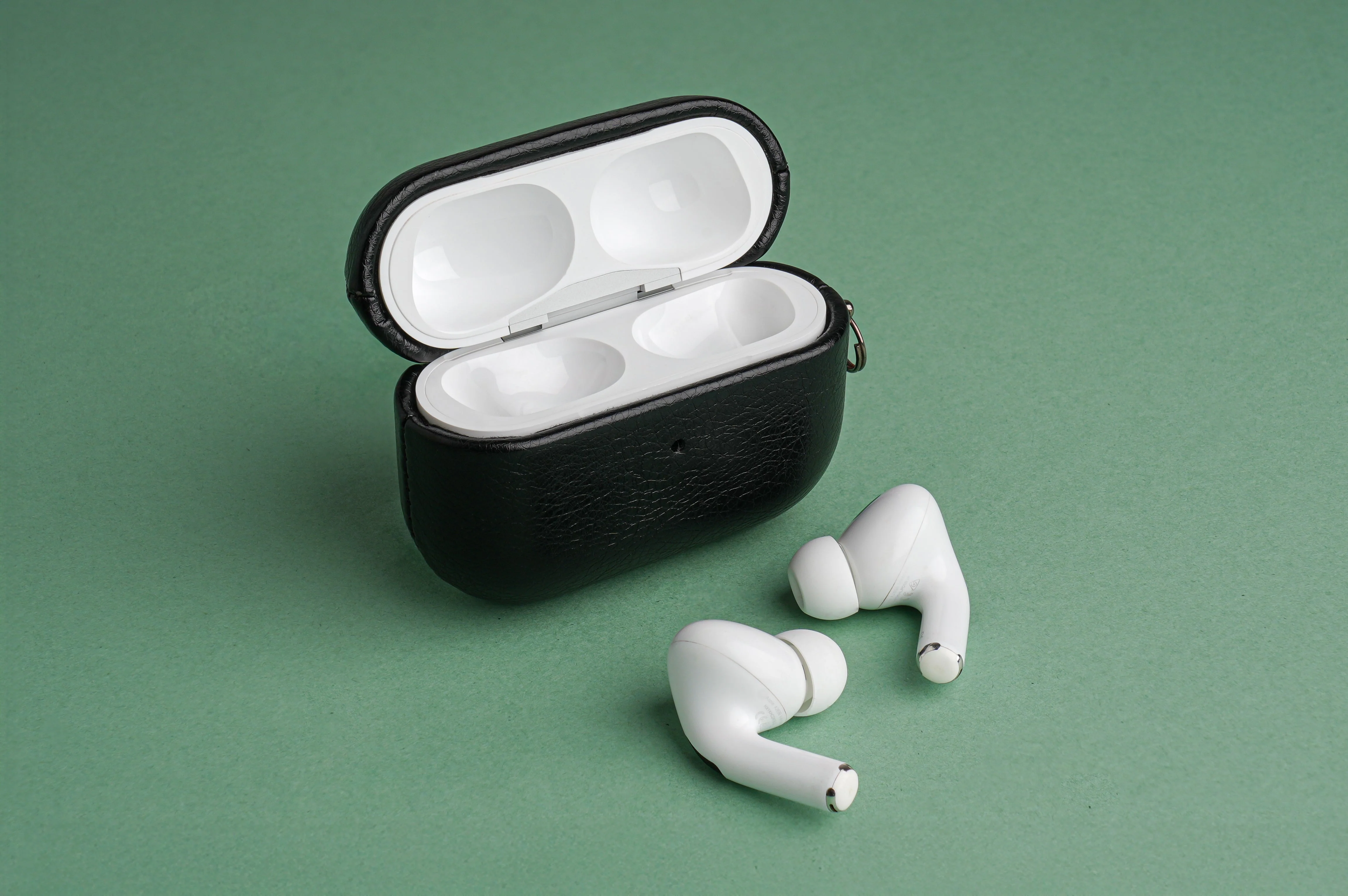 TEKNE Vegan Leather case for Airpods-Black - Image 5