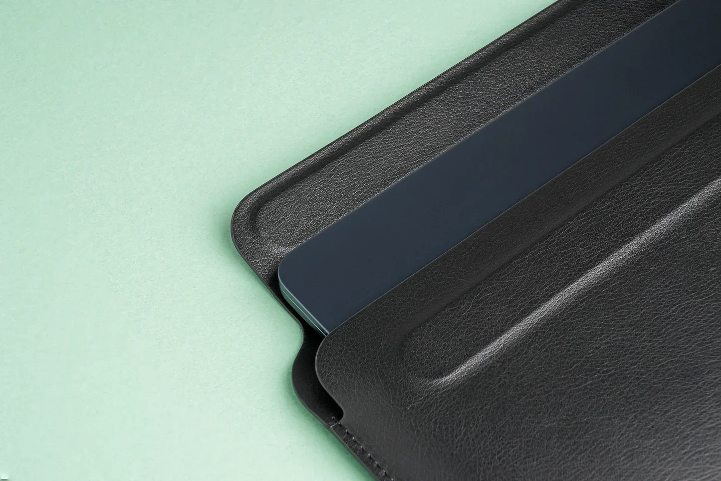TEKNE Vegan Leather Cover for Macbook-15/16"-Black - Image 3